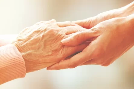 Hände zweier Menschen, die ineinander greifen