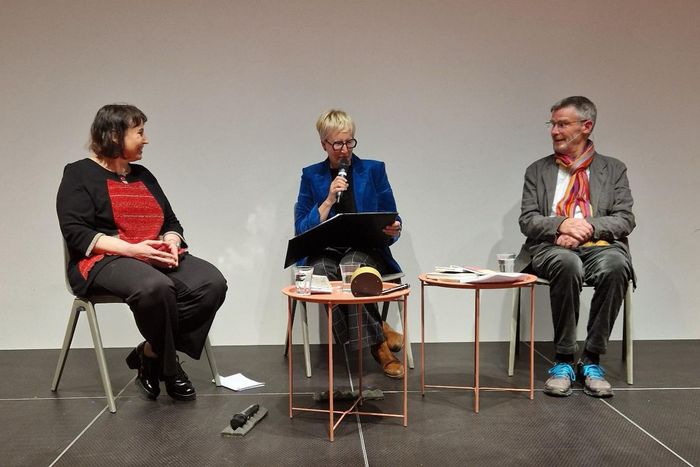 Das Bild zeigt Christine Ruszkowski, Carmen Frei und Thomas Gröbly während einem öffentlichen Gespräch im Stadtmuseum Aarau