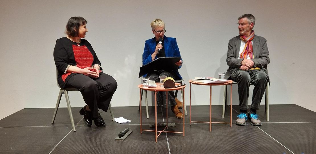 Das Bild zeigt Christine Ruszkowski, Carmen Frei und Thomas Gröbly während einem öffentlichen Gespräch im Stadtmuseum Aarau