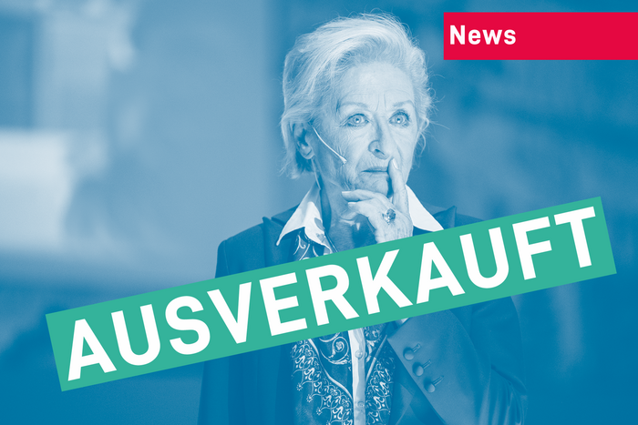 Heidi Maria Glössner in ihrer Rolle als lebensmüde Frau Gärtner im Stück GOTT von Ferdinand von Schirach. Aufnahme ist während dem Bühnenstück entstanden. Drauf ein grüner Balken mit weisser Schrift "Ausverkauft"