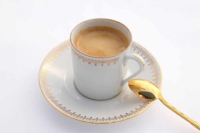 Bild einer kleiner Kaffeetasse, mit goldenem Löffel