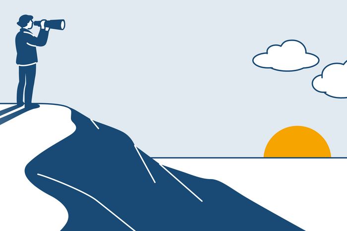 Illustration eines Menschen mit Fernrohr, der oder die den Sonnenauf- oder untergang beobachtet.