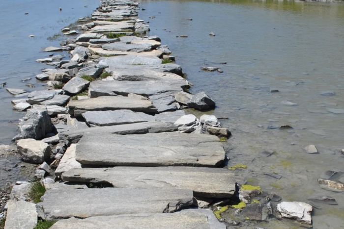 Steine bilden einen Steg in einen See