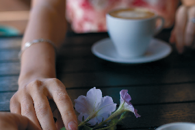 Kaffeetasse usnd blumige Dekoration
