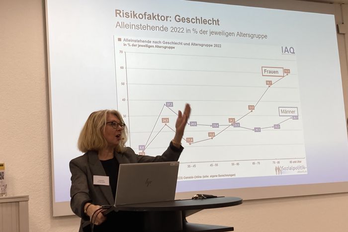 Prof. em. Perrig-Chiello erklärt eine via Beamer eingeblendete Statistik