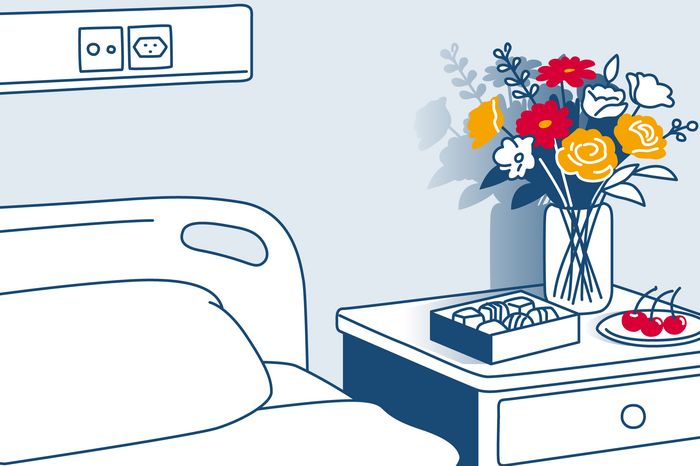 Illustration von einem Nachttisch neben dem Spitalbett. Auf dem Tischchen befinden sich Blumen, Pralinen und Kirschen.