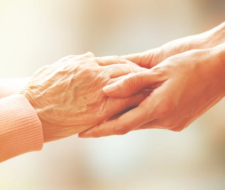 Hände zweier Menschen, die ineinander greifen